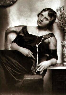Die Schauspielerin Ossi Oswalda vor 1930 auf einer Fotografie von Nicola Perscheid (1864-1930); Lizenz: gemeinfrei