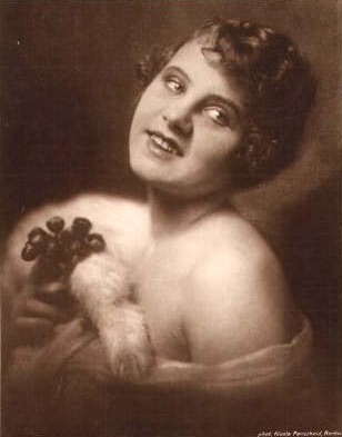 Die Schauspielerin Ossi Oswalda ca. 1920 auf einer Fotografie von Nicola Perscheid (1864-1930); Lizenz: gemeinfrei