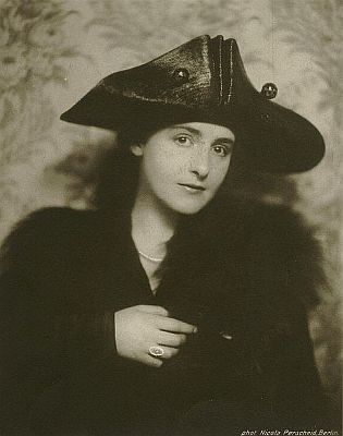 Henny Porten auf einer Fotografie von Nicola Perscheid (1864 – 1930) aus den 1920er Jahren 02; Lizenz: gemeinfrei