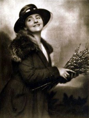 Henny Porten auf einer Fotografie von Nicola Perscheid (1864 – 1930) aus den 1920er Jahren 05; Lizenz: gemeinfrei