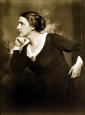 Henny Porten auf einer Fotografie von Nicola Perscheid (1864 – 1930) aus den 1920er Jahren 09; Lizenz: gemeinfrei