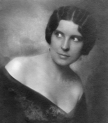 Hanna Ralpf etwa um 1918 auf einer Fotografie von Nicola Perscheid (1864–1930), veröffentlicht in der Mode-Zeitschrift "Die Dame" (01/1918); Quelle: Wikimedia Commons; Lizenz: gemeinfrei