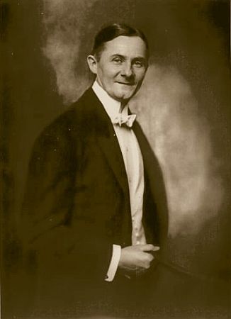 Arnold Rieck etwa 1920 auf einer Fotografie von Nicola Perscheid (1864 – 1930); Quelle: Wikimedia Commons bzw. Wikipedia