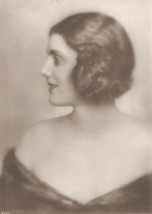 Margarete Schlegel um 1925 auf einer Fotografie von Nicola Perscheid (1864 – 1930); Quelle: Wikipedia; Ross-Karte Nr. 841/1