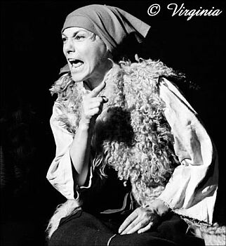 Judy Winter in "Mutter Courage und ihre Kinder" 02; Copyright Virginia Shue