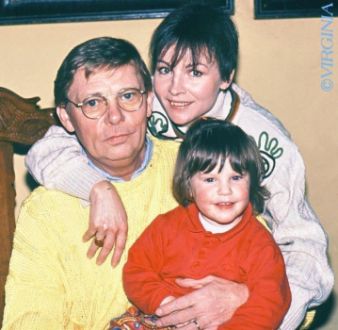 Uwe Friedrichsen 1990 mit Ehefrau Nathalie Emery und  Tochter Fenna; Copyright Virginia Shue