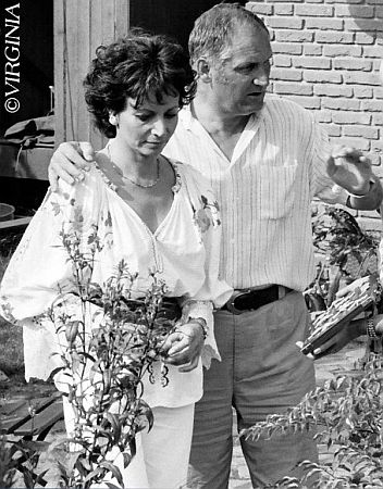 Claudia Wedekind zusammen mit dem sterreichischen Regisseur Wolf Dietrich anlsslich der Dreharbeiten zu dem Zweiteiler "Segeln macht frei" (1986)