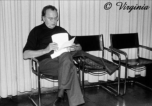 Will Quadflieg bereitet sich im Hamburger Kunstverein auf eine Lesung vor. (12.10.1984); Copyright Virginia Shue