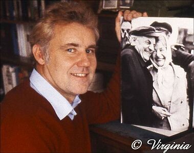 Edgar Bessen mit einem Foto, welches seinen Onkel Henry Vahl zeigt. Copyright Virginia Shue
