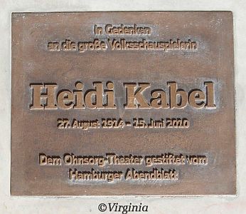 Plakette vor dem Denkmal für Heidi Kabel vor dem Bieberhaus, "Heidi-Kabel-Platz 1", dem neuen Domizil des "Ohnsorg-Theaters"; Copyright (Foto) Virginia Shue