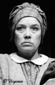 Eva Kotthaus als Witwe Marthe Rull in Heinrich von Kleists Lustspiel "Der zerbrochene Krug" im Rahmen einer Tournee (Spielzeit 1984/85); Copyright Virginia Shue