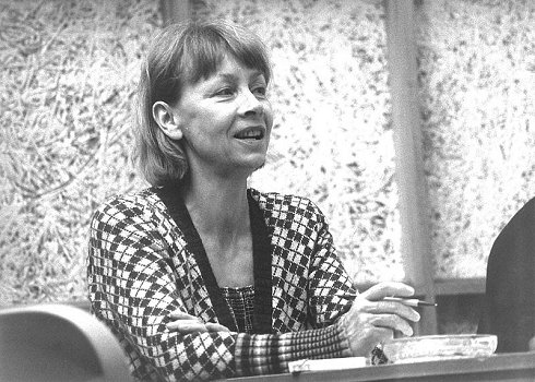Jutta Hoffmann bei einer Höspielproduktion zu Beginn der 1990er Jahre, aufgenommen von dem Fotografen Werner Bethsold; Quelle: Wikimedia Commons; Copyright Werner Besthsold; Lizenz: CC-BY-SA-4.0