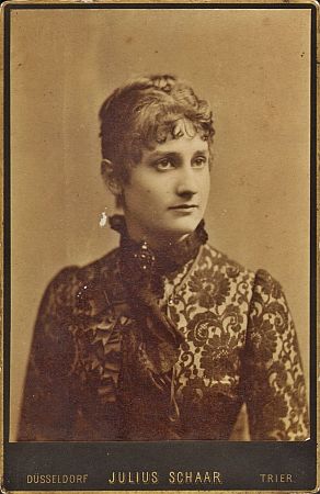 Amanda Lindner 1890; Urheber: Fotoatelier Julius Schaar, Düsseldorf; Bildrechte/-herkunft: Meininger Museen: Theatermuseum "Zauberwelt der Kulisse"