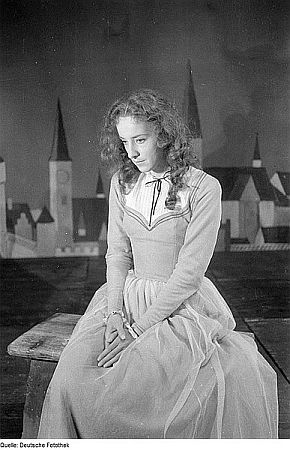 Szenenfoto: Joana Maria Gorvin als "Gretchen" in Goethes "Urfaust" (mit O.�E.�Hasse als "Mephisto") am Jürgen-Fehling-Theater in Berlin-Zehlendorf (Urauff�hrung: Oktober 1945); Quelle: Deutsche Fotothek, (file: df pk 0000024 a 020)/Copyright SLUB Dresden/Deutsche Fotothek; Urheber: Abraham Pisarek (1901�1983; Link Wikipedia); Datierung: 1945.10 / Lizenz CC-BY-SA 3.0. Genehmigung der Deutschen Fotothek zur Ver�ffentlichung innerhalb dieser Webpräsenz wurde am 12.11.2010 erteilt. Originalfoto und Beschreibung: Wikimedia Commons bzw. Wikipedia