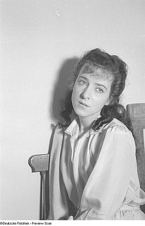 Joana Maria Gorvin 1946 als Aude in "Das Grabmal des unbekannten Soldaten" von Paul Raynal am "J�rgen-Fehling-Theater" in Berlin-Zehlendorf; Regie: J�rgen Fehling; Quelle: Deutsche Fotothek, (file: df_pk_0000045_011); Copyright SLUB Dresden/Deutsche Fotothek/Abraham Pisarek; Urheber: Abraham Pisarek (1901�1983); Datierung: 01.1946; Quelle: www.deutschefotothek.de; Genehmigung zur Ver�ffentlichung: 30.03.2017