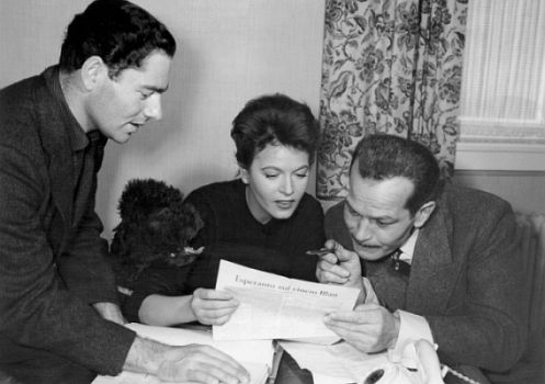 Prominente Schauspieler lernen Esperanto (Hollywood um 1958): Eva Bartok und Ren� Deltgen (rechts) beim Studieren eines Kursblattes; Foto mit freundlicher Genehmigung der �sterreichischen Nationalbibliothek (�NB); Urheber/K�rperschaft: Ungenannt; Datierung: 1958; Copyright �NB/Wien, Bildarchiv (Inventarnummer 46 C)