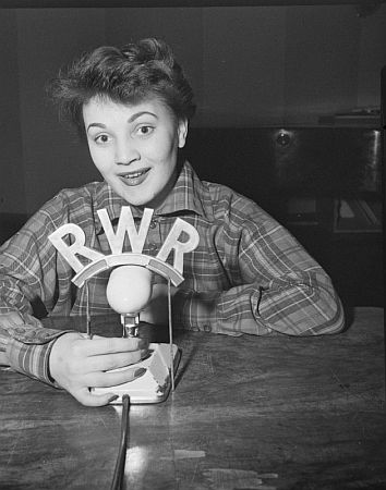 Louise Martini 1952 vor dem Mikrofon im Studio des Senders Radio "Rot-Wei-Rot" in Wien; Foto mit freundlicher Genehmigung der terreichischen Nationalbibliothek (NB); Autor: United States Information Service (USIS); Datierung: 04.1952; Copyright USIS/ NB Wien; Bildarchiv Austria (Inventarnummer US 23.535)