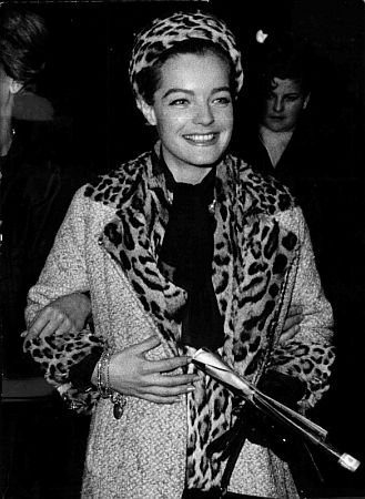 Romy Schneider 1963 bei der Ankunft am Wiener "Westbahnhof"; Foto mit freundlicher Genehmigung der �sterreichischen Nationalbibliothek; (�NB); Urheber/Autor: Ungenannt; Datierung: 11.03.1963; Copyright �NB Wien; Bildarchiv Austria (Inventarnummer FO401085/01)