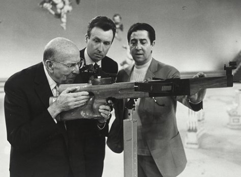 Probe für die Sendung "Der Goldene Schuss" 1968: Robert Stolz probt den Schuss mit der Armbrust, Vico Torriani und Peter Alexander schauen zu. Foto mit freundlicher Genehmigung der �sterreichischen Nationalbibliothek (�NB); Urheber/Autor: Ungenannt; Datierung: 1968; Copyright  �NB Wien; Bildarchiv Austria (Inventarnummer FO400502/58)