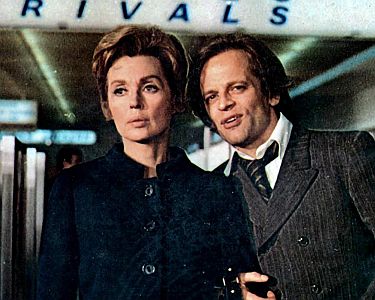 "Der Mann mit der Torpedohaut": Szenefoto mit Klaus Kinski als Agent Pavel Richko und Lilli Palmer  als Helen Winckler; mit freundlicher Genehmigung von Pidax-Film, welche den Krimi am 11. Juli 2024 auf DVD herausbrachte.