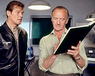 "Die Seewlfe kommen": Szenenfoto mit Roger Moore als Captain Gavin Stewart und Davis Niven als Colonel W.H. Grice; mit freundlicher Genehmigung von "Pidax Film", welche den Abenteuerfilm Anfang September 2022 auf DVD herausbrachte.