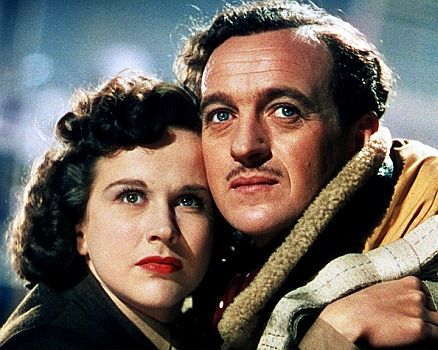 "Irrtum im Jenseits" (1946, "A Matter of Life and Death"): Szenenfoto mit Kim Hunter als Funkerin June und David Niven als britischer Fliegeroffizier Peter D. Carter; mit freundlicher Genehmigung von Pidax-Film, welche die Liebeskomdie Anfang Dezember 2022 auf DVD herausbrachte.