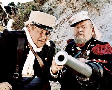 "Drei Fremdenlegion�re": Szenenfoto mit Peter Ustinov (r.) als Sergeant Markov�und Roy Kinnear als Corporal Boldini; mit freundlicher Genehmigung�von Pidax-Film, welche die Milit�rkom�die am 08.04.2022 als Remastered Edition auf DVD herausbrachte.