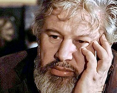 "Das malvenfarbene Taxi": Szenenfoto mit Peter Ustinov als  ExilrusseTaubelman; mit freundlicher Genehmigung�von Pidax-Film,�welche das Filmdrama am 06.08.2021 auf DVD herausbrachte.