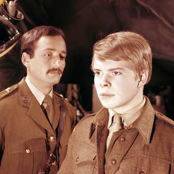 Peter Vogel (links) mit Volker Lechtenbrink in "Der schlechte Soldat Smith"(1963) nach "The Bad Soldier Smith" von William Douglas-Home; Regie: Fritz Umgelter; Foto mit freundlicher Genehmigung von SWR Media Services mit weiteren Infos zu dem Fernsehspiel; Copyright SWR