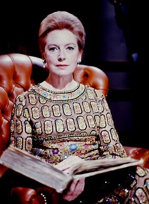 Portrait von Deborah Kerr, aufgenommen 1973 in London; Quelle: Wikipedia bzw. Wikimedia; Urheber: Allan Warren (britischer Fotograf; www.allanwarren.com); Diese Datei ist unter der Creative Commons-Lizenz Namensnennung-Weitergabe unter gleichen Bedingungen 3.0 Unported lizenziert. Es ist erlaubt, die Datei unter den Bedingungen der GNU-Lizenz für freie Dokumentation, Version 1.2 oder einer späteren Version, veröffentlicht von der Free Software Foundation, zu kopieren, zu verbreiten und/oder zu modifizieren; es gibt keine unveränderlichen Abschnitte, keinen vorderen und keinen hinteren Umschlagtext. Der vollständige Lizenztext ist im Kapitel GNU-Lizenz für freie Dokumentation verfügbar.