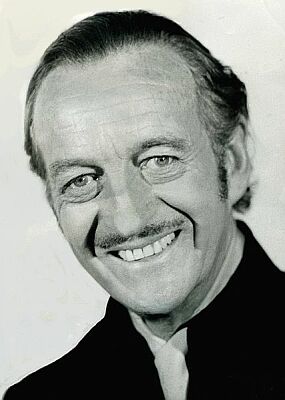 David Niven, aufgenommen im Jahre 1973 in London; Quelle: commons.wikimedia.org bzw. Wikipedia; Urheber: Allan Warren (www.allanwarren.com);  Diese Datei ist unter der Creative Commons-Lizenz Namensnennung-Weitergabe unter gleichen Bedingungen 3.0 Unported lizenziert. Es ist erlaubt, die Datei unter den Bedingungen der GNU-Lizenz für freie Dokumentation, Version 1.2 oder einer späteren Version, veröffentlicht von der Free Software Foundation, zu kopieren, zu verbreiten und/oder zu modifizieren; es gibt keine unveränderlichen Abschnitte, keinen vorderen und keinen hinteren Umschlagtext. Der vollständige Lizenztext ist im Kapitel GNU-Lizenz für freie Dokumentation verfügbar.