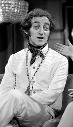 Marty Feldman 1969 in der TV-Sendung "Mies en sc�ne" mit Mies Bouwman; Urheber: AVRO; Quelle: Beeld en Geluidwiki: Gallery: Mies en sc�ne bzw. Wikimedia Commons; Lizenz: www.beeldengeluidwiki.nl / CC BY-SA 3.0 NL