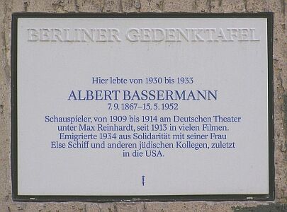 Gedenktafel f�r Albert Bassermann. Joachim-Friedrich-Str.�54, Berlin-Halensee; enth�llt am 19. Oktober 1993;  Quelle Wikimedia; Urheber des Fotos: Axel Mauruszat, Berlin; Lizenz Foto der Gedenktafel: Der Urheber gestattet jedermann jede Form der Nutzung, unter der Bedingung der angemessenen Nennung seiner Urheberschaft. Weiterverbreitung, Bearbeitung und kommerzielle Nutzung sind gestattet.