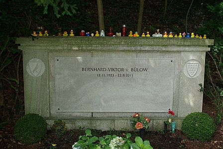 Grabstätte von Bernhard-Viktor v. Bülow (Loriot) auf dem Berliner Waldfriedhof Heerstraße; Urheber: Wikimedia-Benutzer Clemensfranz; Lizenz: CC-BY-SA-3.0; Quelle: Wikipedia bzw. Wikimedia Commons