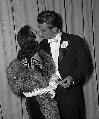 Robert Wagner und Natalie Wood anl�sslich der "Oscar"-Verleihung am 26. M�rz 1958; Quelle: Wikimedia Commons von "UCLA Library Digital Collection";�Urheber: "Los Angeles Times"; Lizenz: CC BY 4.0 Deed