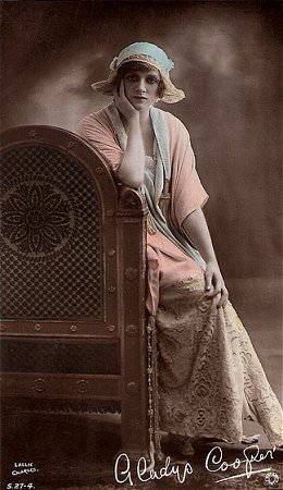 Gladys Cooper fotografiert von Madame Lallie Charles (18691919); Quelle:filmstarpostcards.blogspot.de, Foto02
