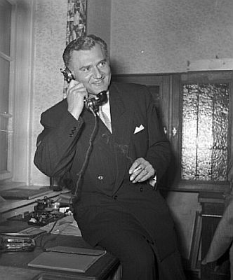 Rudi Schuricke im Mai 1951 anlsslich der Erffnung seines "Hotel Seespitz" in Herrsching am Ammersee; Urheber/Fotograf: Georg Fruhstorfer (19152003); Quelle: Bildarchiv der "Bayerischen Staatsbibliothek"/Fotoarchiv Georg Fruhstorfer (Bildnummer: fruh-09254); Originalfoto/Info: www.bavarikon.de; Lizenz: CC0 1.0 (Kein Urheberrechtsschutz)