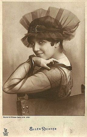 Ellen Richter ca. 1920 auf einer Knstlerkarte ("Film Sterne"-Serie Nr. 120/2), aufgenommen im Fotoatelier "Becker &  Maass", Berlin (Otto Becker (18491892)/Heinrich Maass (18601930)); Quelle: Wikimedia Commons; Lizenz: gemeinfrei