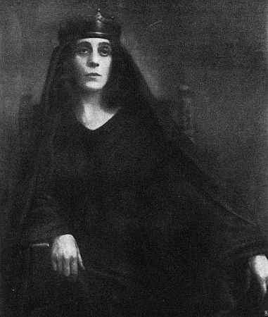 Mathilde Sussin als Donna Isabella in dem Schiller-Drama "Die Braut von Messina", 1918 am "Königlichen Schauspielhaus", veröffentlicht in "Sport im Bild" (Nr. 6, 08.02.1918, S.69); Urheber: Fotoatelier "Becker & Maass", Berlin/Marie Boehm (1863-1953); Quelle: Wikimedia Commons; Lizenz: gemeinfrei