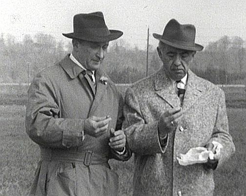 Standfoto aus der BR-Sendung "15 Jahre nach Kriegsende": Fritz Benscher (r.) und Hannes Steiner (l.) auf dem Gelnde des ehemaligen "KZ Dachau-Kaufering": zur Verfgung gestellt von Dr. Beate Meyer;  Copyright BRmedia