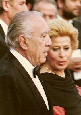 Anthony Quinn und Ehefrau Yolanda Addolori 1990 bei den "Internationalen Filmfestspielen von Cannes"; Urheber: Georges Biard; Lizenz: CC BY-SA 3.0 Deed; Quelle: Wikimedia Commons