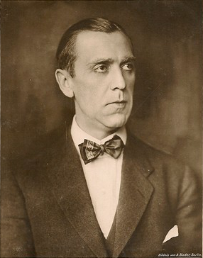Valy Arnheim vor 1929; Urheber bzw. Nutzungsrechtinhaber: Alexander Binder (1888  1929); Quelle: Wikipedia bzw. www.cyranos.ch; Photochemie-Karte K 1950 (Ausschnitt)