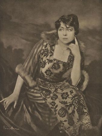 Esther Carena vor 1924; Urheber: Alexander Binder (18881929); Quelle: Wikimedia Commons; Wolff-Karte (unnummeriert); Lizenz: gemeinfrei