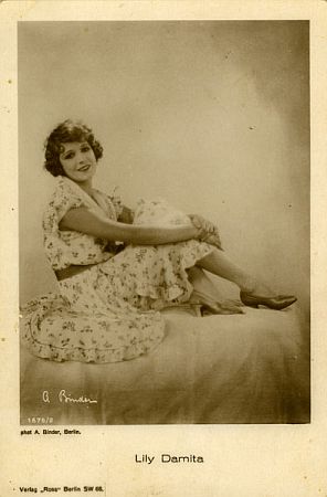 Foto: Lily Damita vor 1929; Urheber: Alexander Binder (18881929); Quelle: www.virtual-history.com; Ross-Karte Nr. 1676/2; Lizenz: gemeinfrei