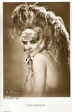 Lucy Doraine vor 1929; Urheber: Alexander Binder (18881929); Quelle: filmstarpostcards.blogspot.com; Ross-Karte 3438/1: Lizenz: gemeinfrei