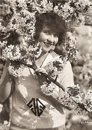 Lucy Doraine vor 1929; Urheber: Alexander Binder (18881929); Quelle: Wikimedia Commons; Ross-Karte 1397/2; Lizenz: gemeinfrei