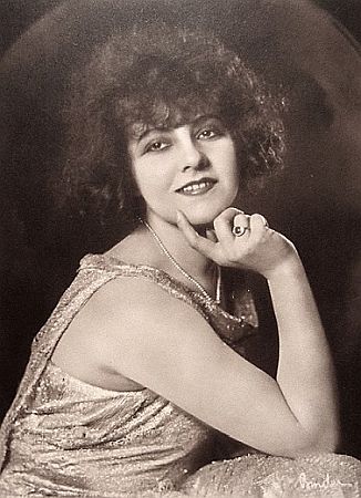 Lucy Doraine vor 1929; Urheber: Alexander Binder (18881929); Quelle: Wikimedia Commons; Ross-Karte 542/4; Lizenz: gemeinfrei