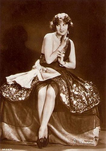 Lucy Doraine ca. 1928/29; Urheber: Alexander Binder (18881929); Quelle: Wikimedia Commons bzw. Wikipedia; Ross-Karte Nr. 3438/2; Lizenz: gemeinfrei