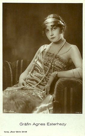 Agnes Esterhzy ca. 1925; Urheber: Alexander Binder (18881929);: Quelle: Wikimedia Commons; Ross-Karte Nr. 776/4; Lizenz: gemeinfrei