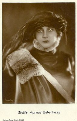 Agnes Esterhzy ca. 1925; Urheber: Alexander Binder (18881929);: Quelle: filmstarpostcards.blogspot.com; Ross-Karte Nr. 776/1; Lizenz: gemeinfrei